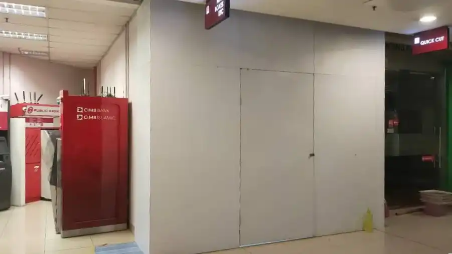 Hoarding (All White), 1 Utama