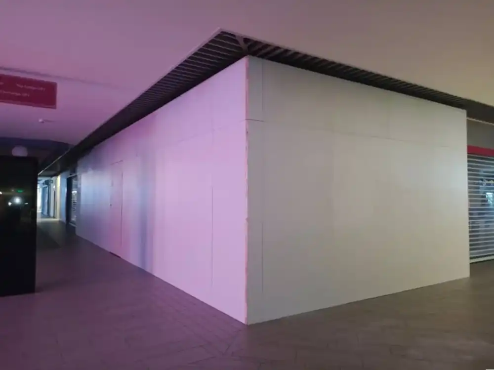 Hoarding (All White), 1 Utama