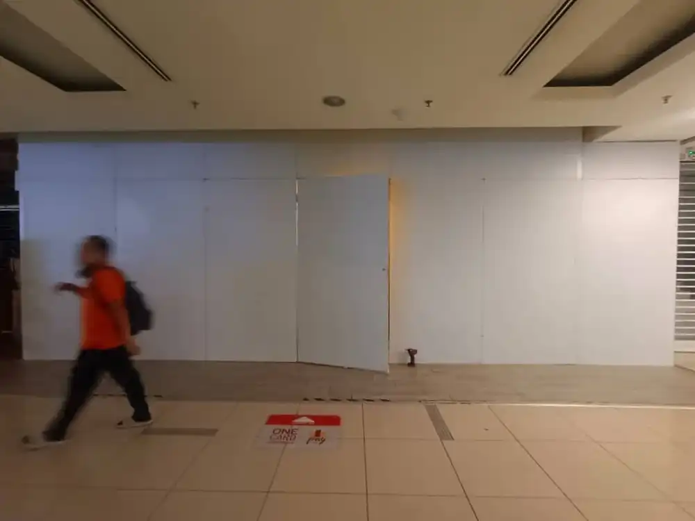 Hoarding (All White), 1 Utama