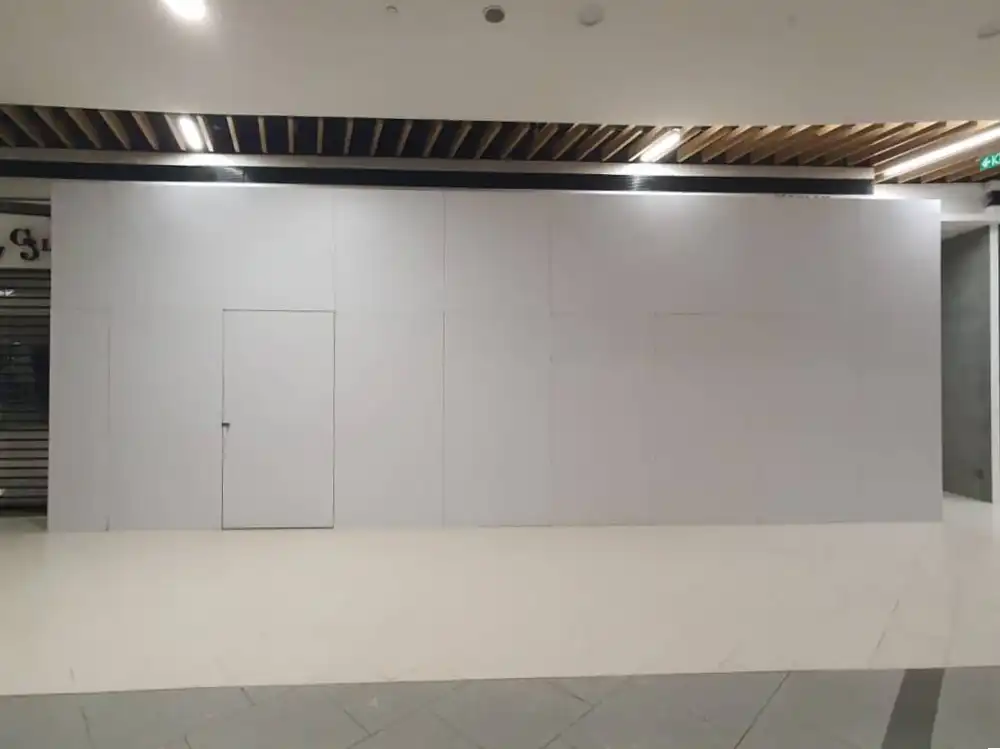 Hoarding (All White), Atria