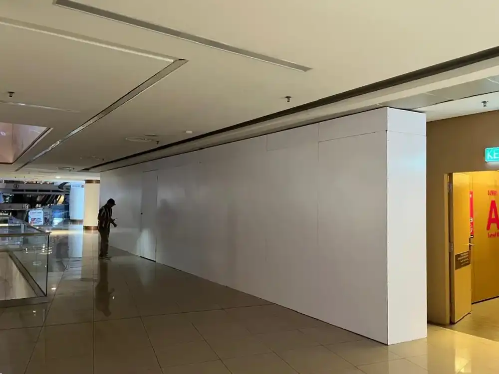 Hoarding (All White), Avenue K