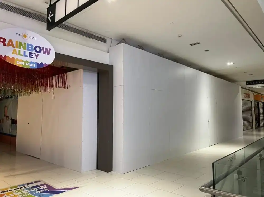 Hoarding (All White), Damen Mall, USJ
