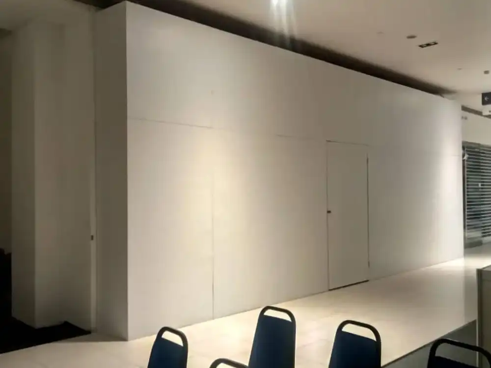 Hoarding (All White), Damen USJ