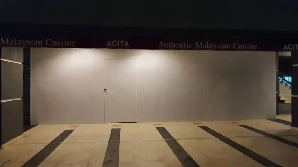 Hoarding (All White), Publika