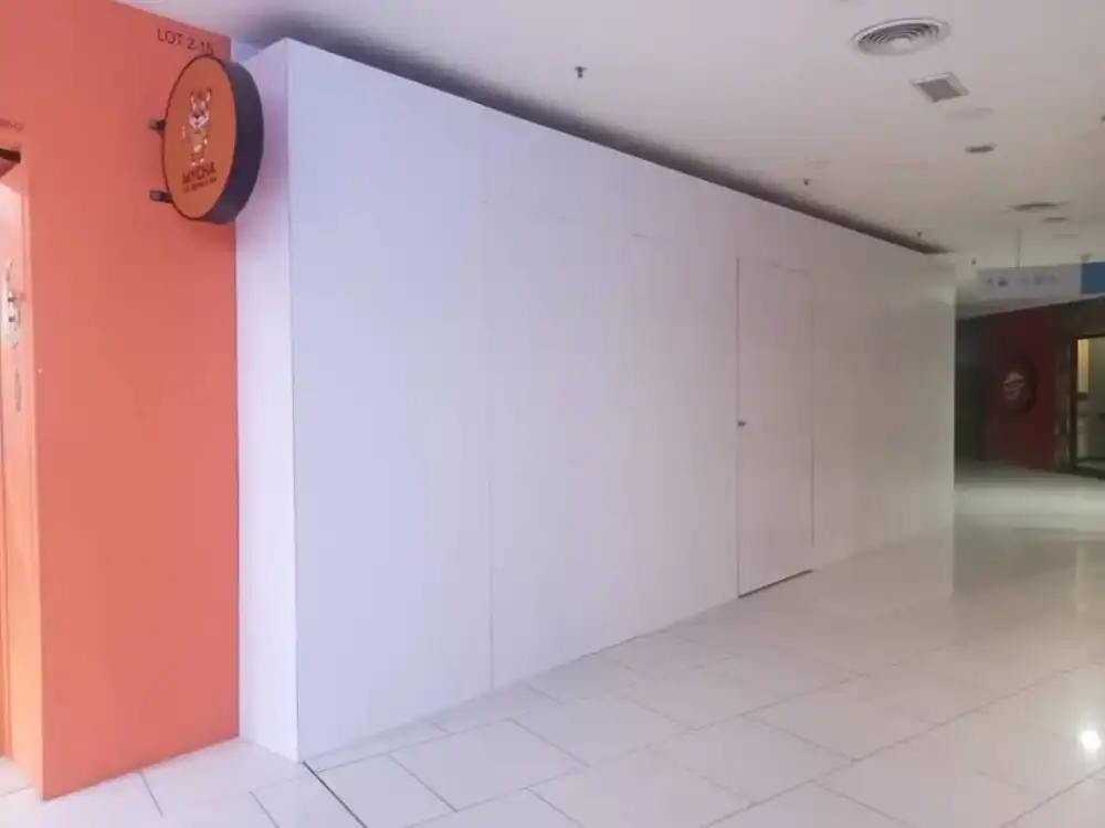 Hoarding (All White), Quill City Mall