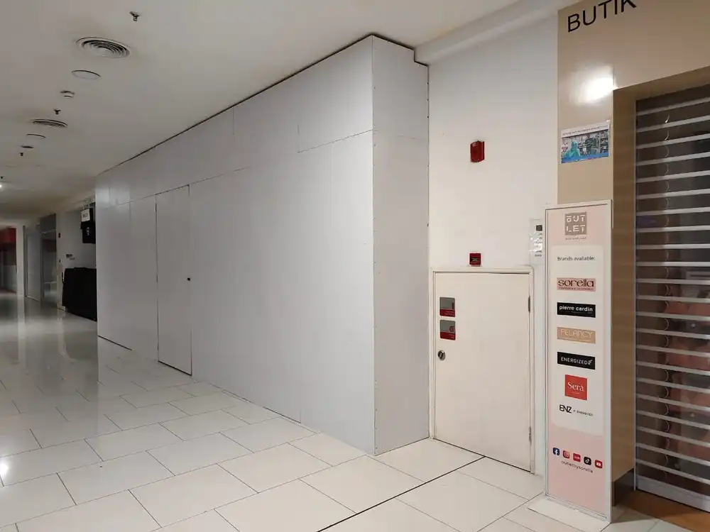 Hoarding (All White), Quill City Mall