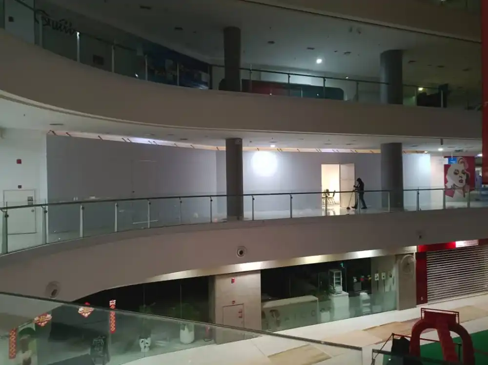 Hoarding (All White), Quill City Mall