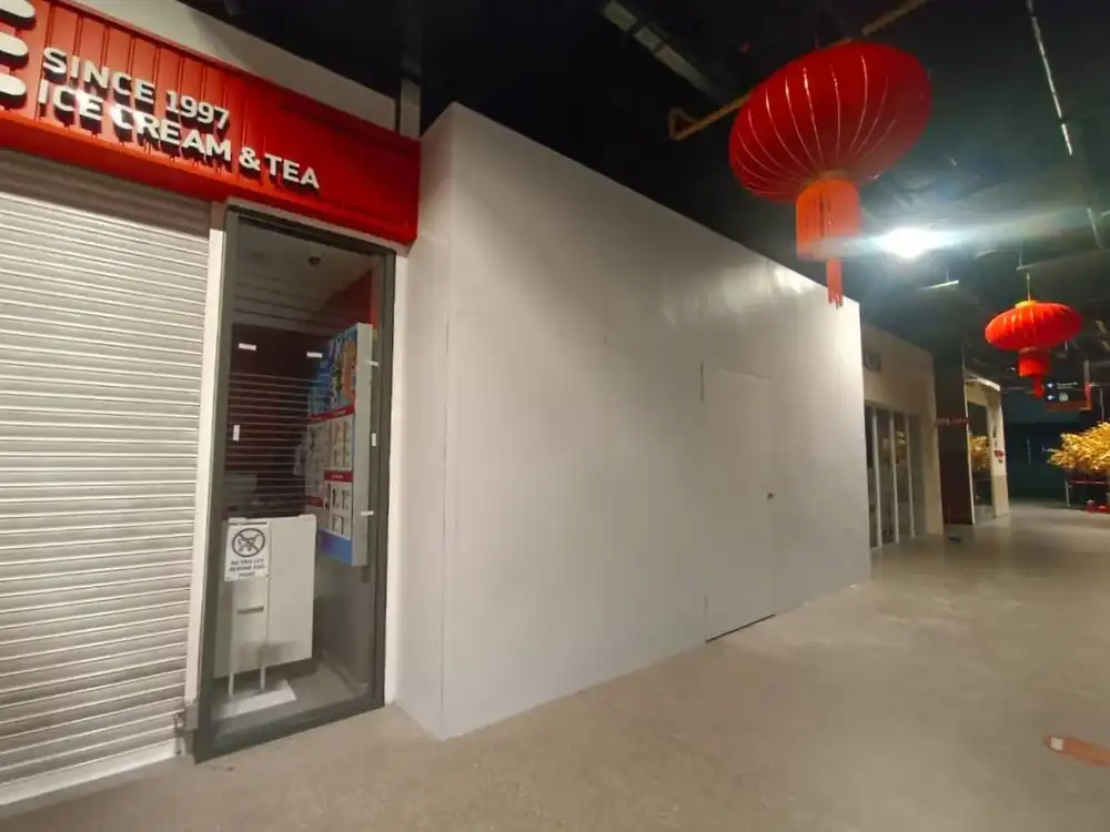 Hoarding (All White), Seventeen Mall