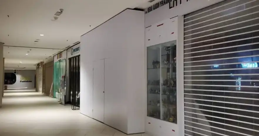 Hoarding (All White), Starling Mall