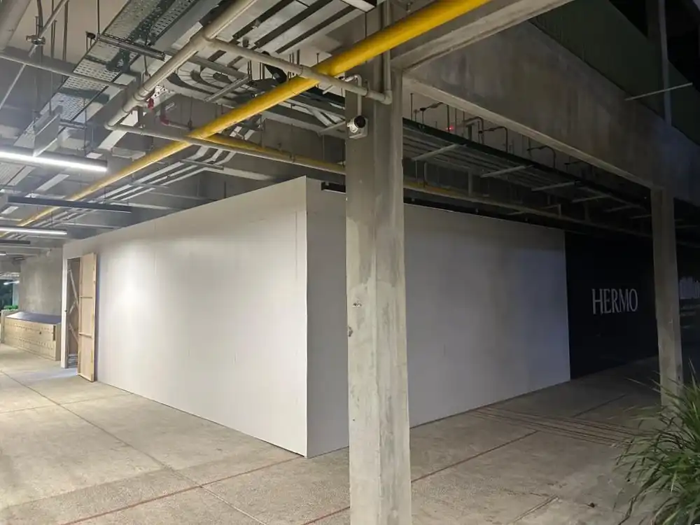 Hoarding (All White), The Campus
