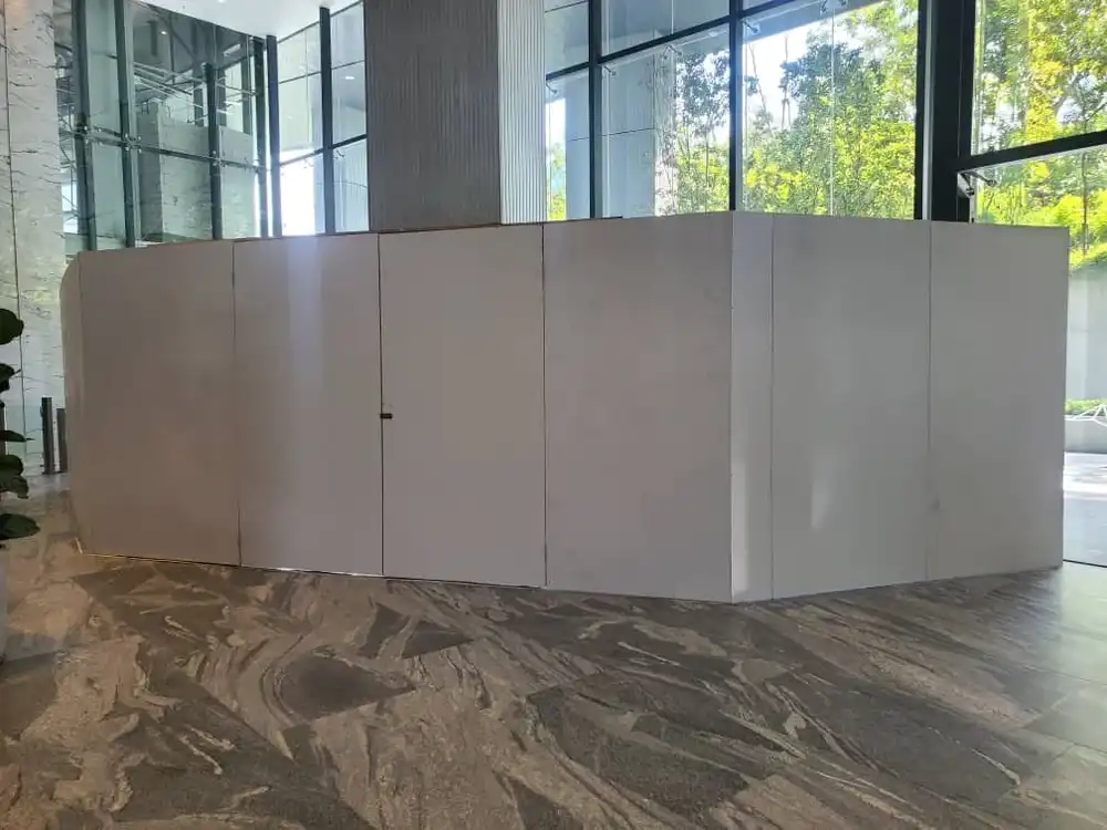 Hoarding (All-White), The Met