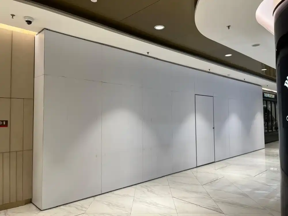 Hoarding (All White), The Starhill