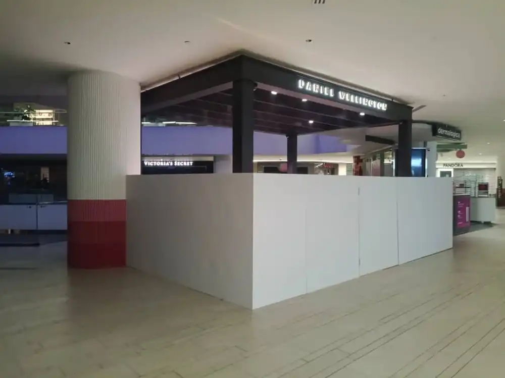 Hoarding (Kiosk, All White), 1 Utama