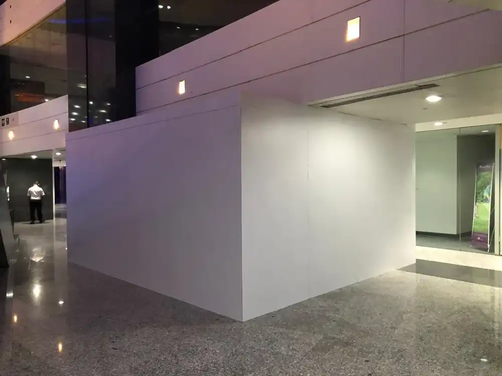Hoarding (Kiosk - All White), Menara TM