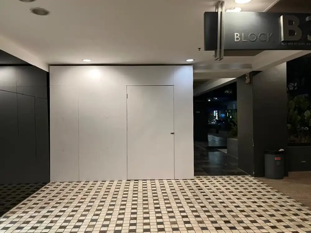 Hoarding (Outdoor, All White), Publika
