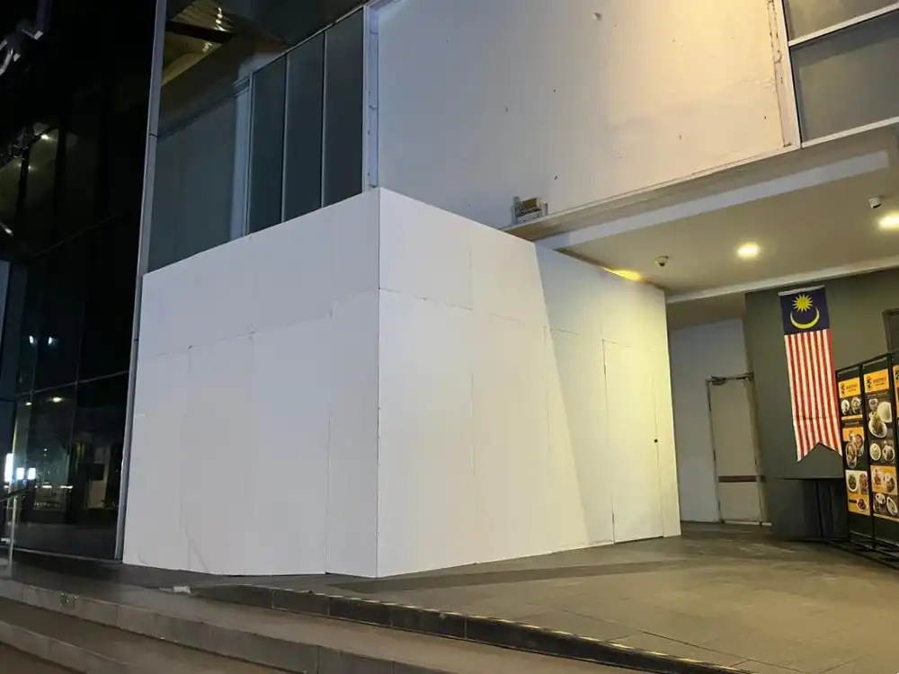 Hoarding (Outdoor, All White), Quill City Mall