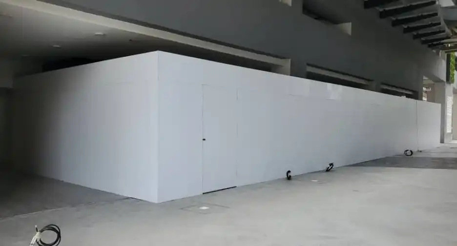 Hoarding (Outdoor, All White), Resident Agile