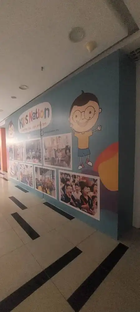 Hoarding & Visual, Kids Nation, The Main Place
