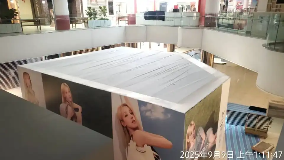 Hoarding, Visual & Top Fabric Cover (Kiosk), Tory Burch, 1 Utama